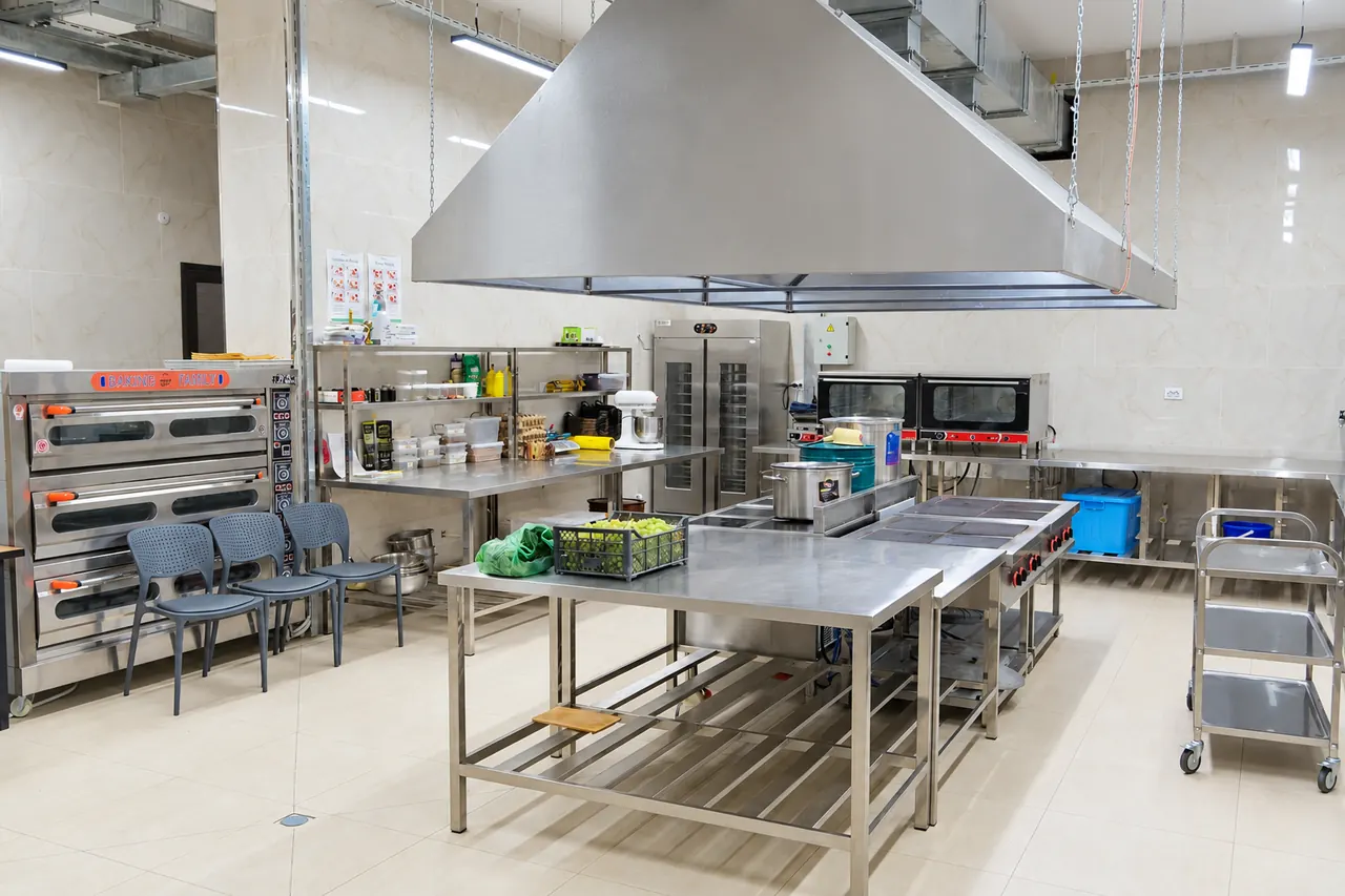 Maktab oshxonasi tayyorlov xonasi